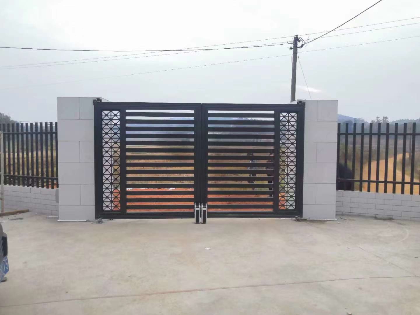 Automatic electric gate opener