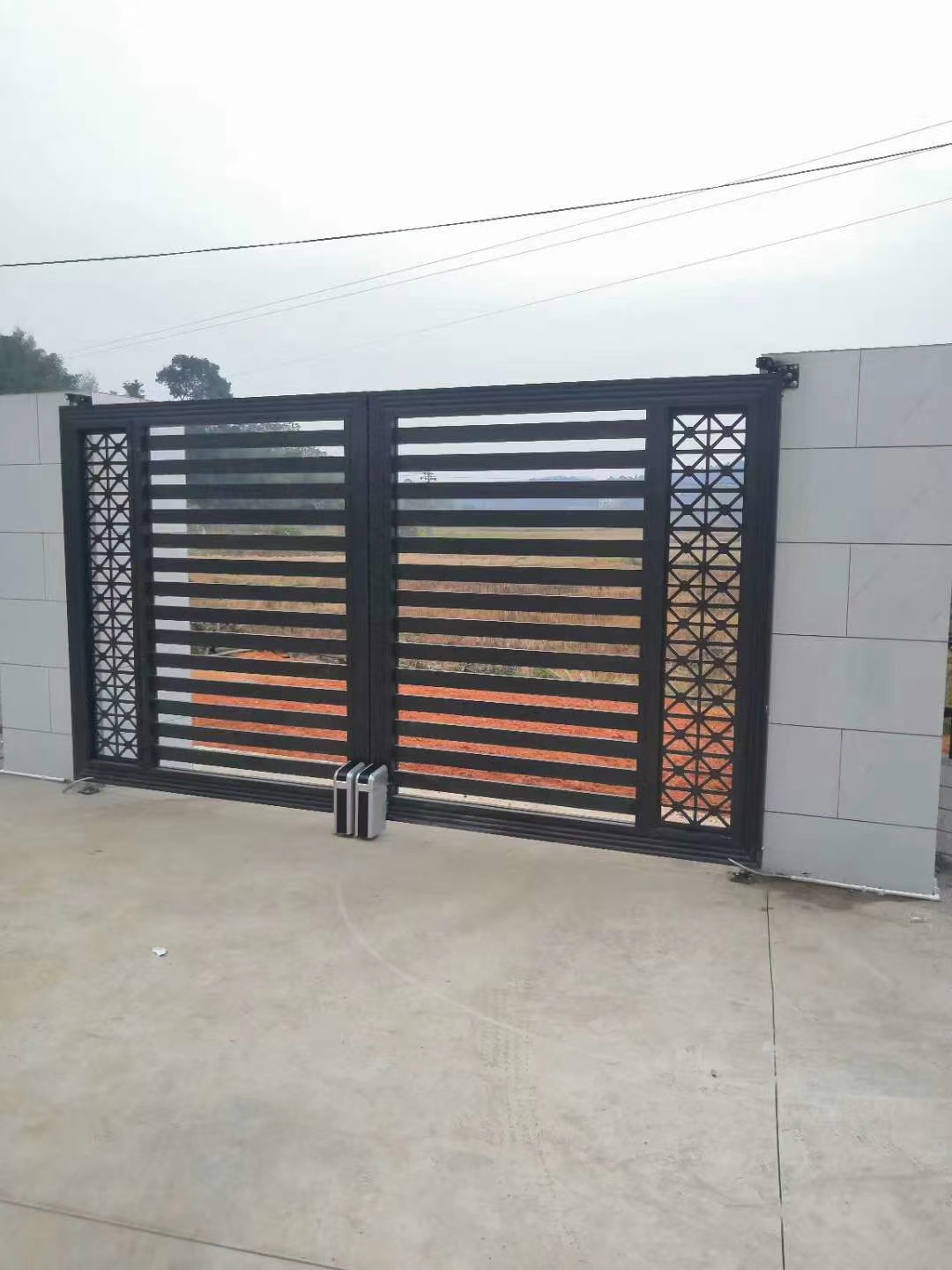 Electric gate opener