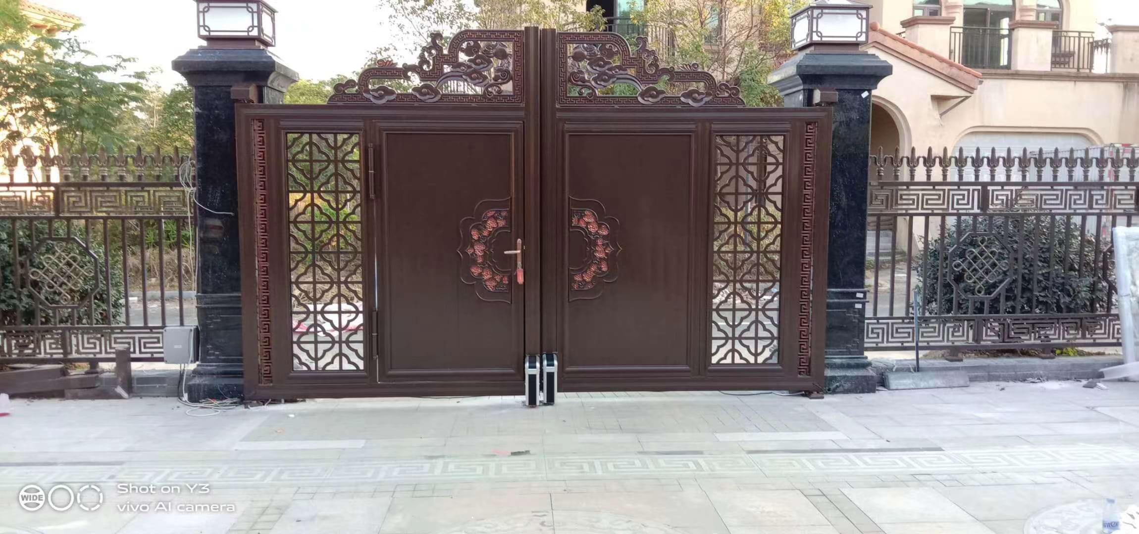 Dual swing gate opener